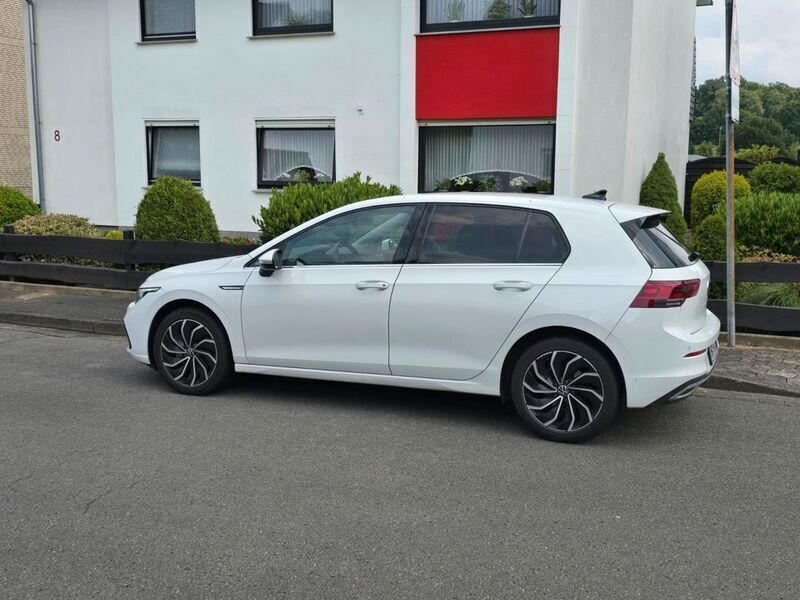 Weiß Gebraucht 2021 VW Golf VIII Style Limousine | 19.300 € (Guter Preis) - Bild 1/4