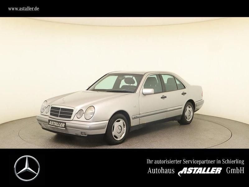 Brillantsilber metallic (metallic) Gebraucht 1996 Mercedes E290 Classic Limousine | 5.699 € - Bild 1/4
