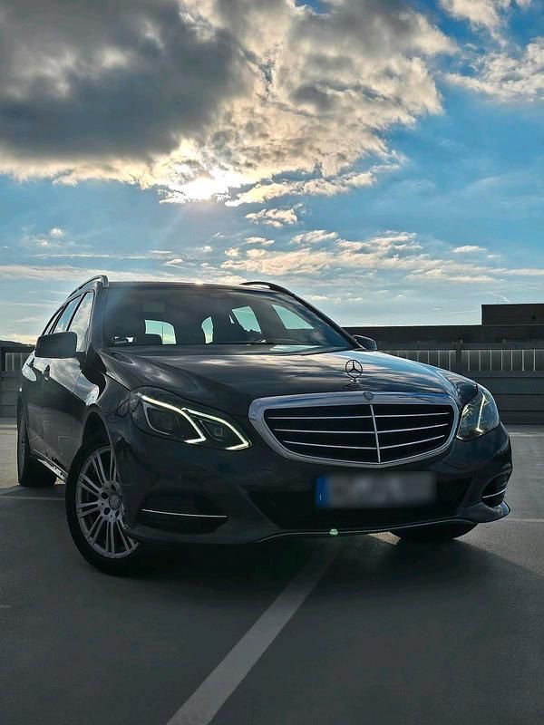 Grau Gebraucht 2014 Mercedes E250 Kombi | 9.400 € - Bild 1/4