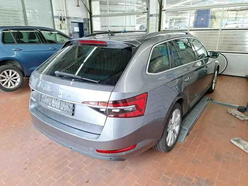 Gebraucht Skoda Superb 150 PS (110 kW) 2022 Grau Kombi