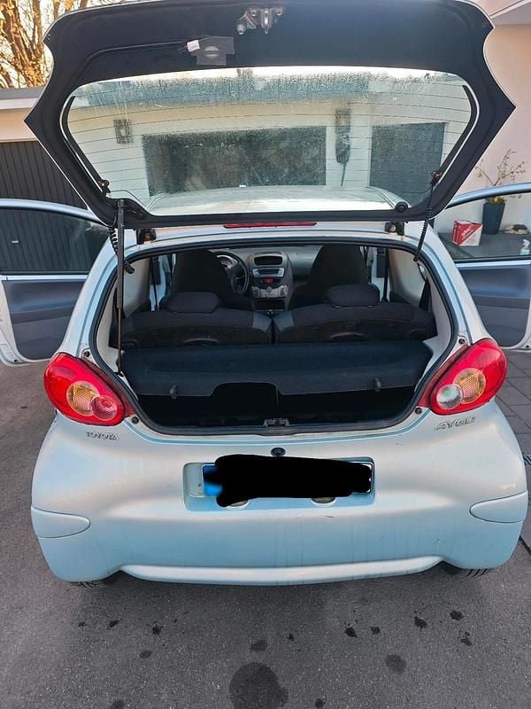 Gebraucht Toyota Aygo 68 PS (50 kW) 2005 Silber Kleinwagen