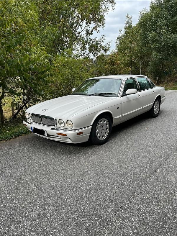 Weiß Gebraucht 2001 Jaguar XJ8 Limousine | 11.999 € - Bild 1/4