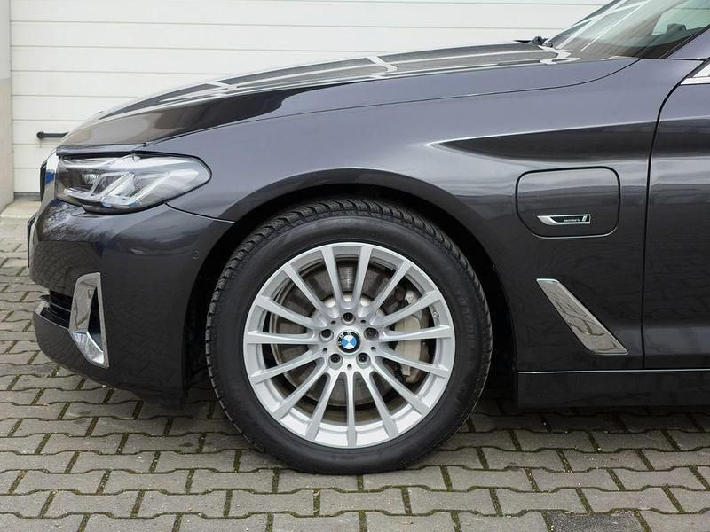 Gebraucht BMW 530e Luxury Line 286 PS (210 kW) 2022 Sophistograu Kombi
