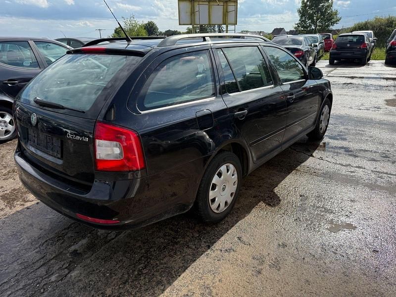 Gebraucht Skoda Octavia 105 PS (77 kW) 2010 Schwarz Kombi