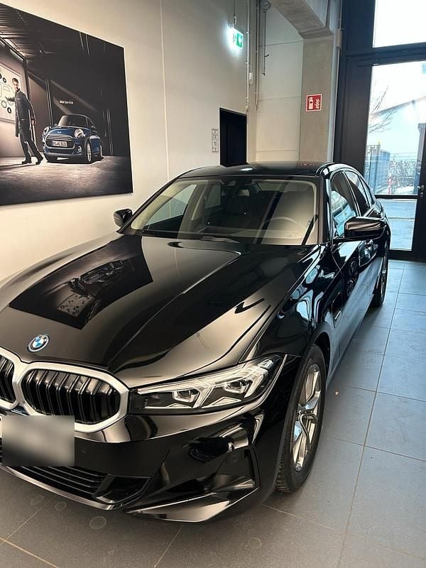 Second-hand BMW 320e 204 CP (150 kW) 2022 Negru Berlinǎ