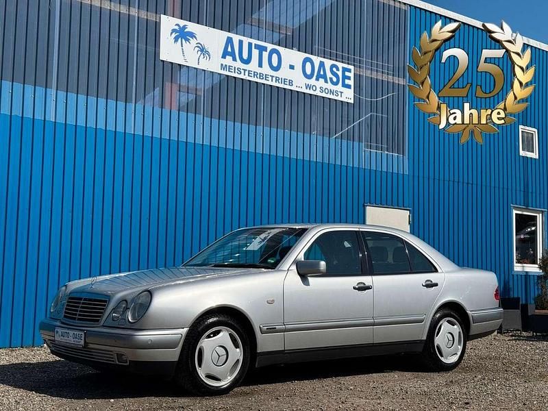 Usata Mercedes E280 204 CV (150 kW) 1998 Argento Berlina