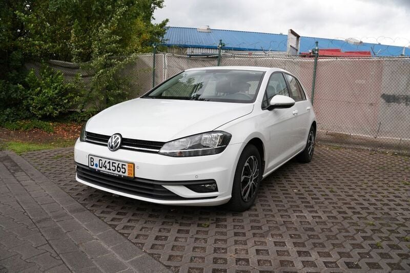 Weiß Gebraucht 2019 VW Golf VII Trendline Limousine | 11.500 € (Superpreis) - Bild 1/4