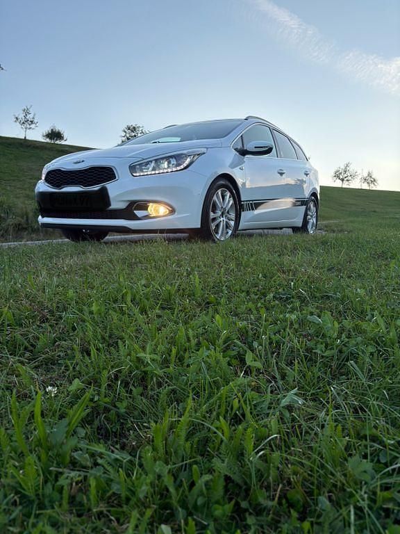 Weiß Gebraucht 2015 Kia Ceed Sportswagon Spirit Kombi | 7.250 € (Fairer Preis) - Bild 1/4