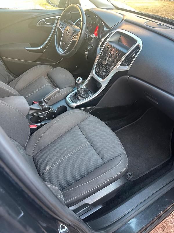 Gebraucht Opel Astra 122 PS (89 kW) 2012 Schwarz Limousine