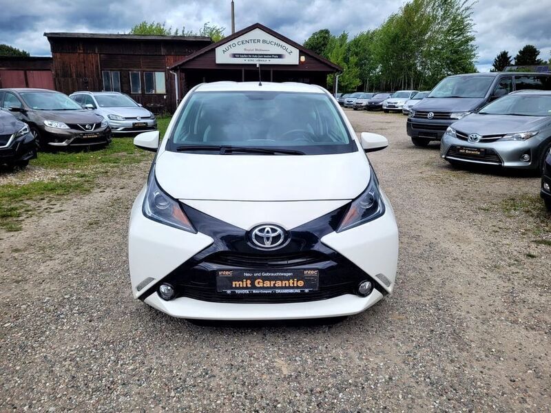 Gebraucht Toyota Aygo X-play 69 PS (50 kW) 2015 Weiß Kleinwagen