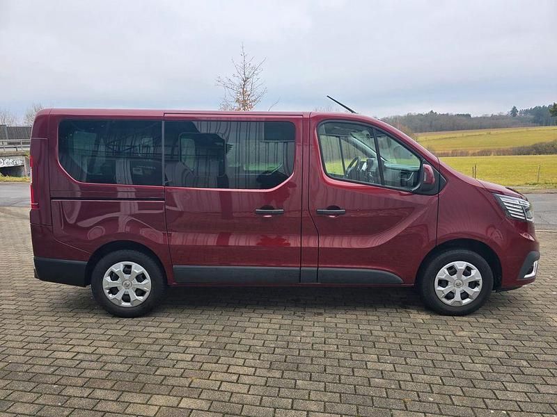 Gebraucht Renault Trafic Life 110 PS (80 kW) 2022 Rot Van / Kleinbus
