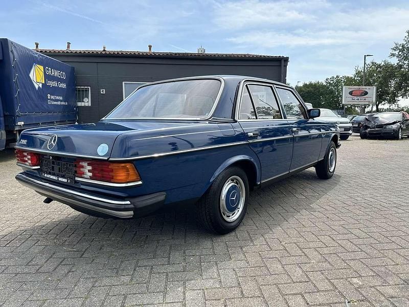 Gebraucht Mercedes E200 120 PS (88 kW) 1984 Blau Limousine