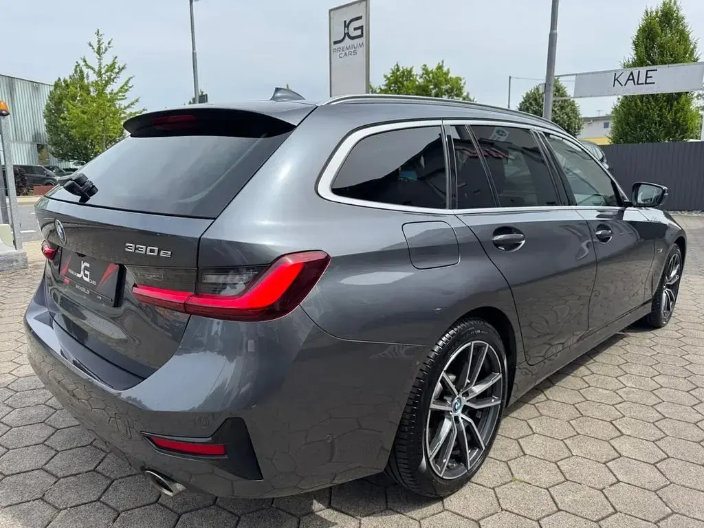 Gebraucht BMW 330e Sport Line 292 PS (214 kW) 2022 Mineralgrau metallic Kombi