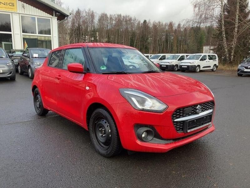 Gebraucht Suzuki Swift Comfort 83 PS (61 kW) 2023 Solid fervent red (rot) Limousine