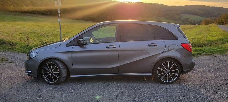 Gebraucht Mercedes B200 156 PS (114 kW) 2014 Grau Van / Kleinbus
