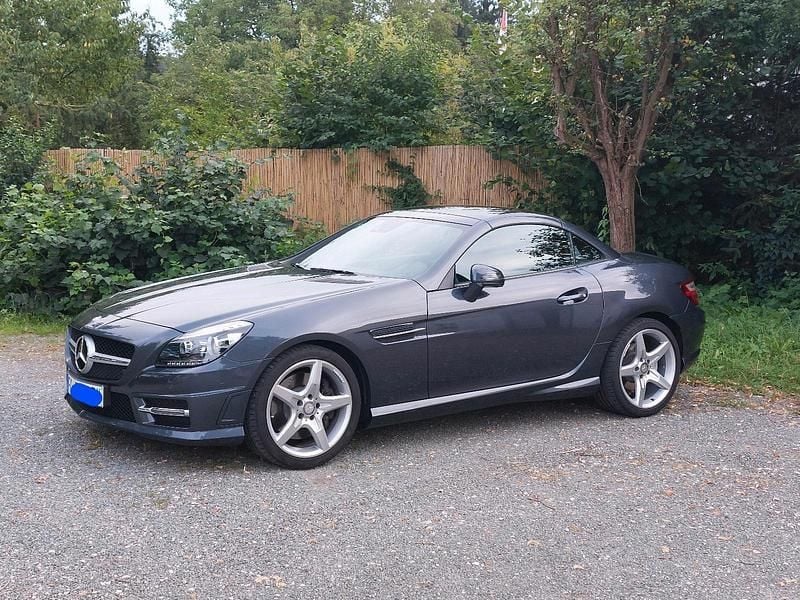 Grau Gebraucht 2014 Mercedes SLK250 AMG line Cabrio | 28.900 € - Bild 1/4