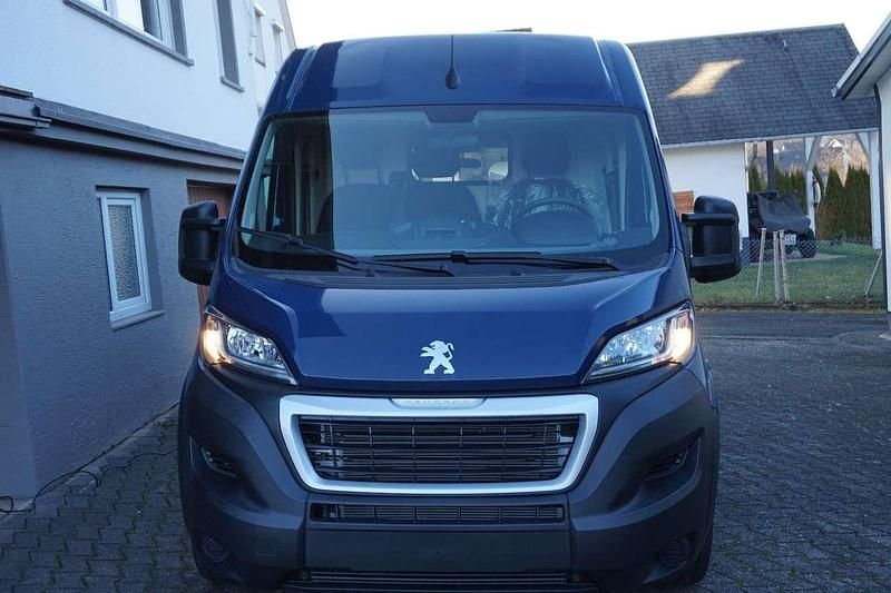 Gebraucht Peugeot Boxer 140 PS (102 kW) 2023 Blau Van