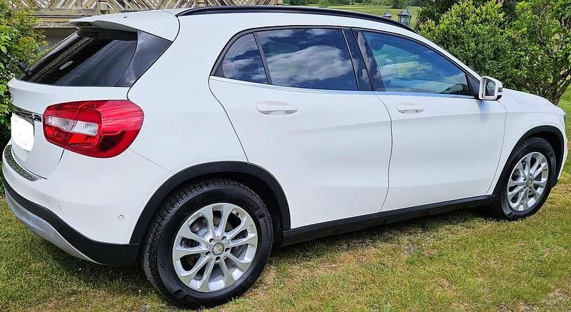 Weiß Gebraucht 2015 Mercedes GLA220 StreetStyle SUV | 19.500 € - Bild 1/4
