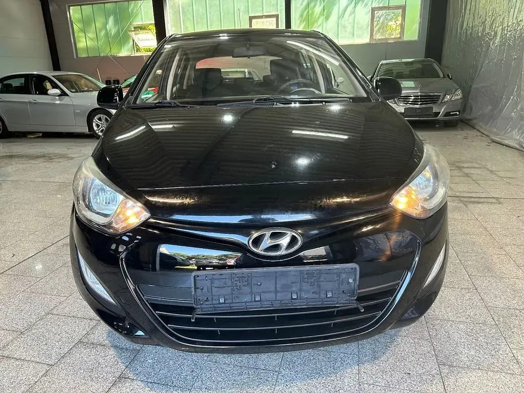 Gebraucht Hyundai i20 Edition 86 PS (63 kW) 2013 Schwarz Kleinwagen