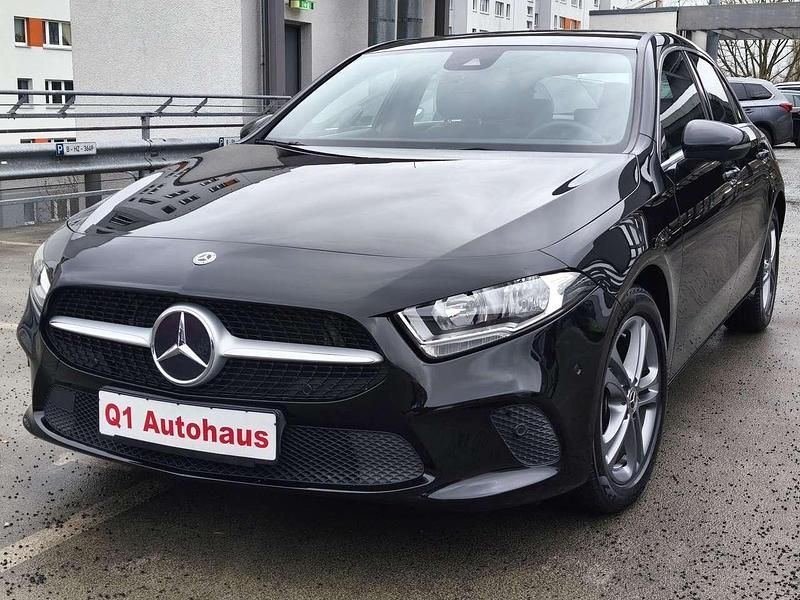 Gebraucht Mercedes A180 136 PS (100 kW) 2019 Kosmosschwarz  metalliclack Kleinwagen
