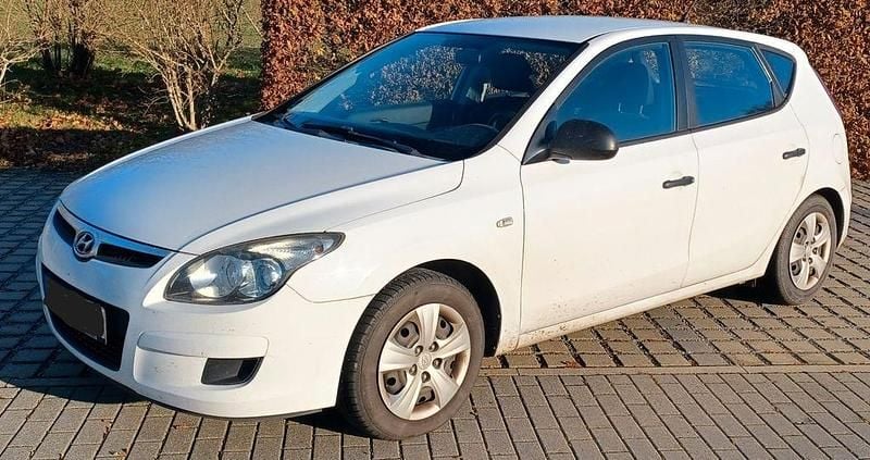 Weiß Gebraucht 2010 Hyundai i30 Classic Limousine | 2.300 € (Guter Preis) - Bild 1/4