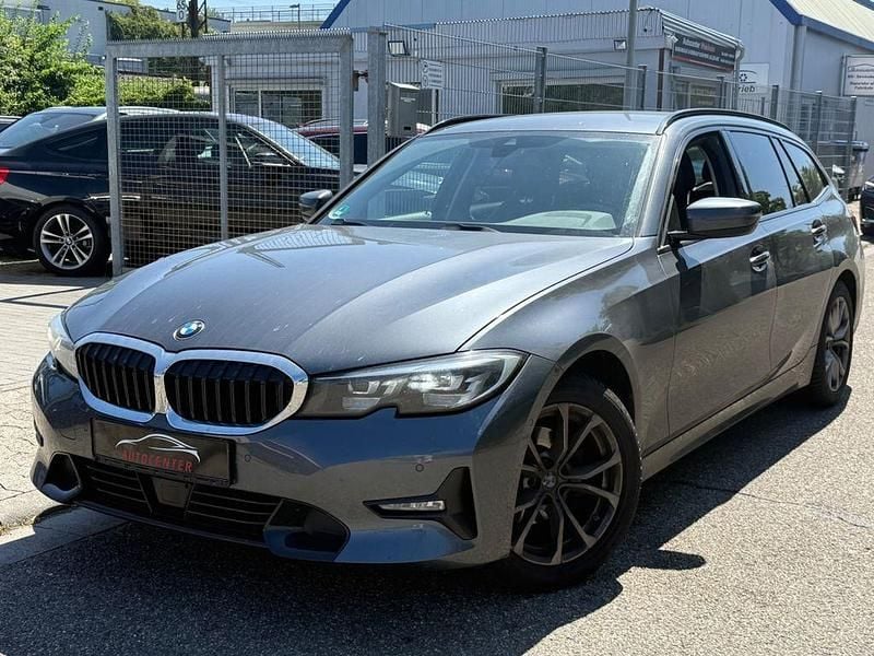 Grau Gebraucht 2020 BMW 318 Sport Line Limousine | 15.990 € (Fairer Preis) - Bild 1/4