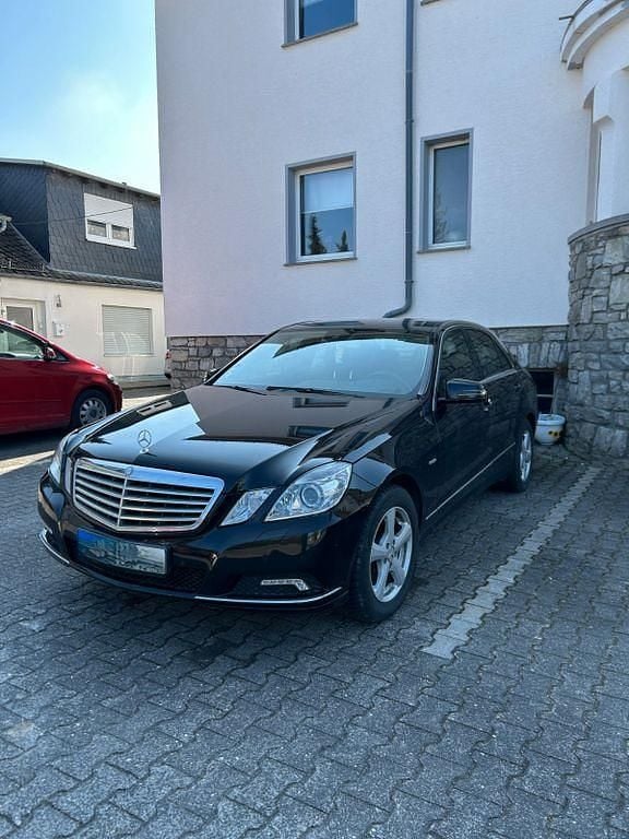 Gebraucht Mercedes E200 184 PS (135 kW) 2010 Schwarz Limousine