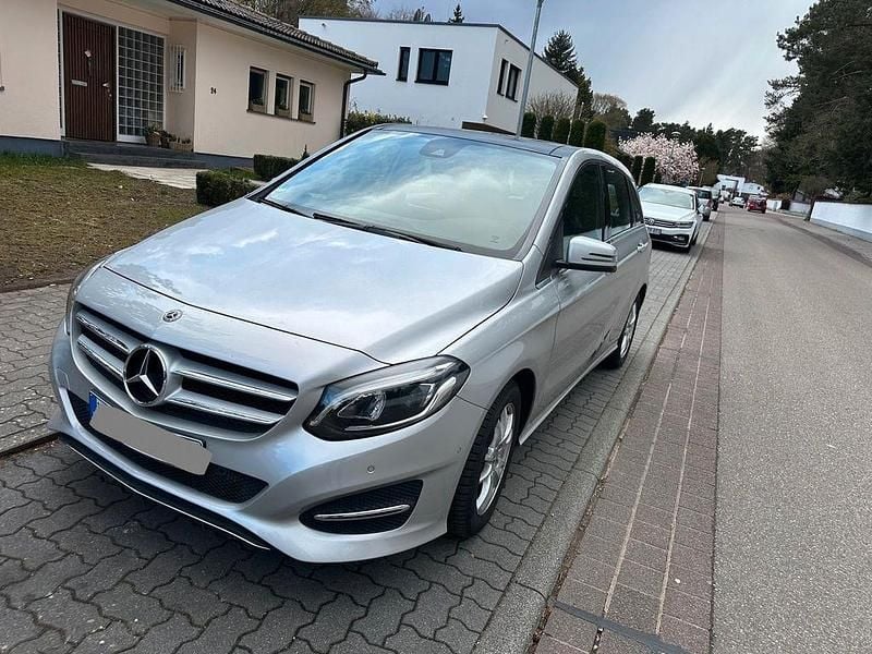 Gebraucht Mercedes B180 122 PS (89 kW) 2018 Silber Van / Kleinbus
