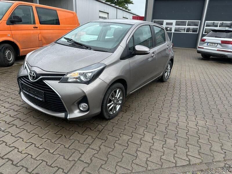 Grau Gebraucht 2015 Toyota Yaris Kleinwagen | 9.499 € (Fairer Preis) - Bild 1/4