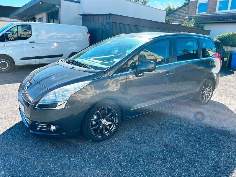 Grau shark Gebraucht 2013 Peugeot 5008 Style Van / Kleinbus | 6.995 € (Fairer Preis) - Bild 1/4