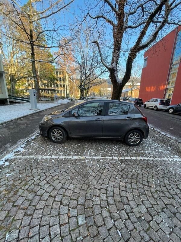 Grau Gebraucht 2017 Toyota Yaris Limousine | 9.550 € (Fairer Preis) - Bild 1/4