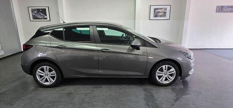 Grau Gebraucht 2021 Opel Astra Edition Limousine | 11.990 € (Guter Preis) - Bild 1/4