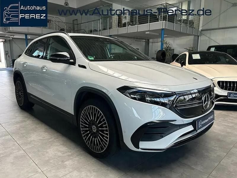 Digitalweiß metallic Gebraucht 2022 Mercedes EQA350 AMG SUV | 35.989 € (Fairer Preis) - Bild 1/4
