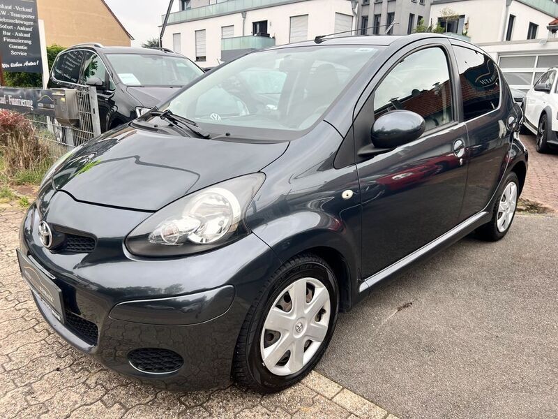 Grau Gebraucht 2011 Toyota Aygo Edition Kleinwagen | 4.598 € (Fairer Preis) - Bild 1/4