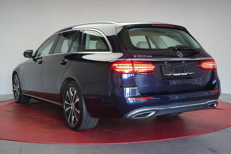 Gebraucht Mercedes E300 194 PS (142 kW) 2021 Blau Limousine