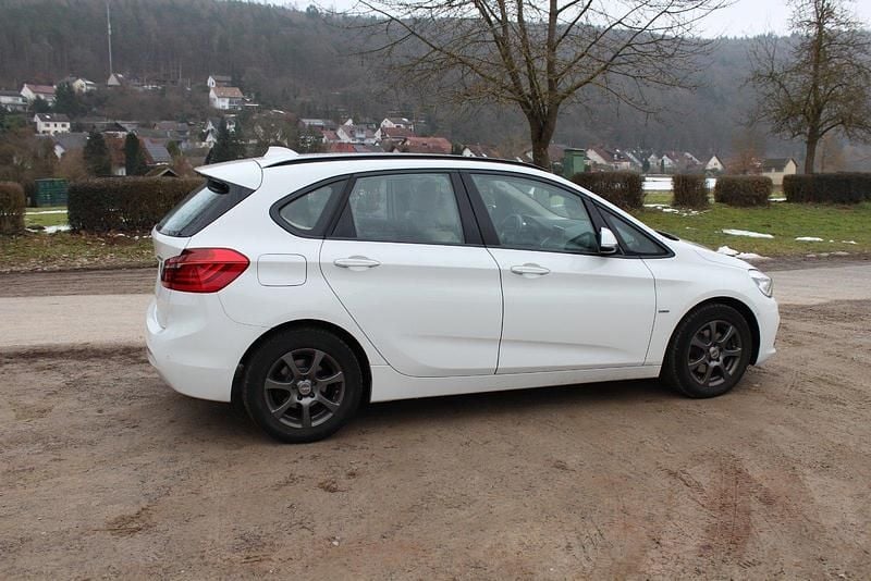 Weiß Gebraucht 2015 BMW 218 Kombi | 11.500 € (Superpreis) - Bild 1/4