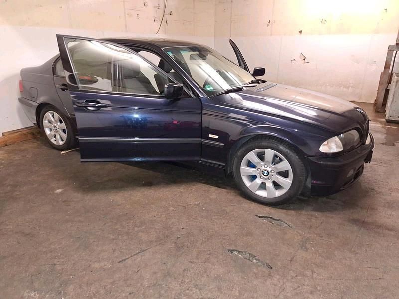 Blau Gebraucht 2001 BMW 320 Limousine | 4.490 € (Guter Preis) - Bild 1/4