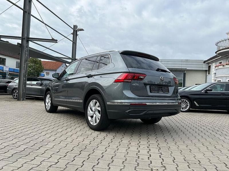 Gebraucht VW Tiguan Allspace Life 150 PS (110 kW) 2022 Platinum grey metallic SUV