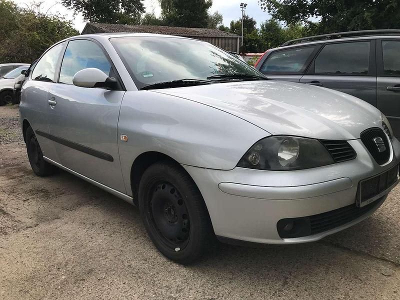Silber Gebraucht 2005 Seat Ibiza Stella Limousine | 299 € (Guter Preis) - Bild 1/4