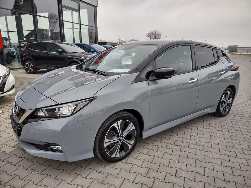 Gebraucht Nissan Leaf N-Connecta 110 kW (150 PS) 2022 Ceramic grey / black (metallic) Kleinwagen