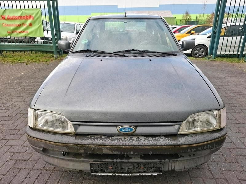 Gebraucht Ford Escort 70 PS (51 kW) 1992 Silber Limousine