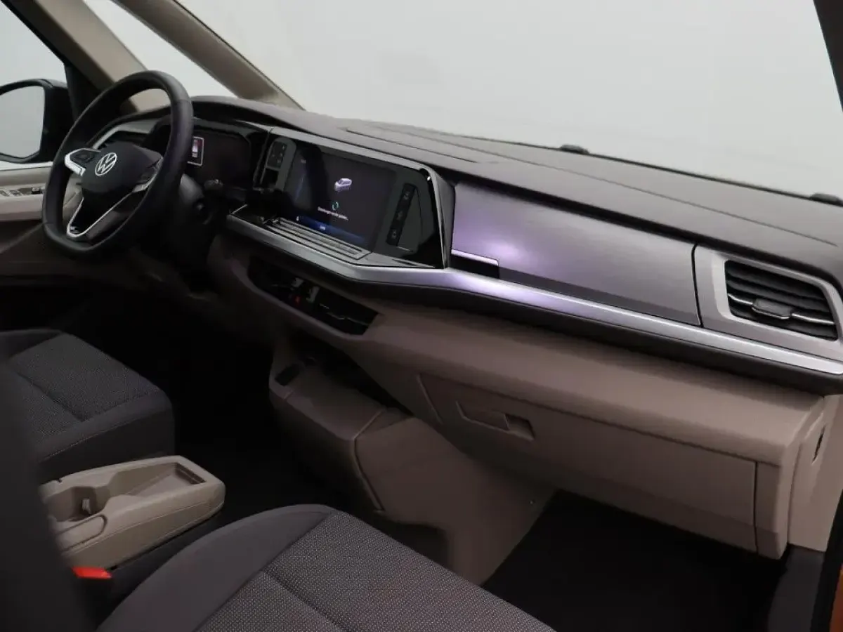 Używany VW Multivan Life 150 KM (110 kW) 2024 Złoty Minivan