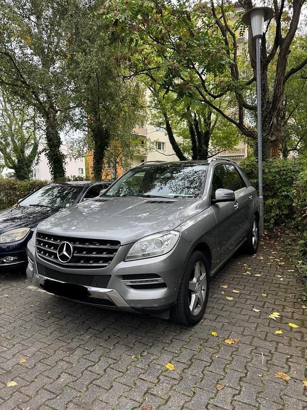 Grau Gebraucht 2014 Mercedes ML250 AMG SUV | 19.999 € - Bild 1/4
