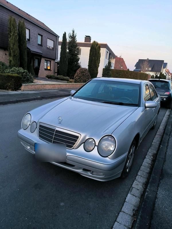 Silber Gebraucht 2001 Mercedes E200 Classic Limousine | 3.800 € (Guter Preis) - Bild 1/4