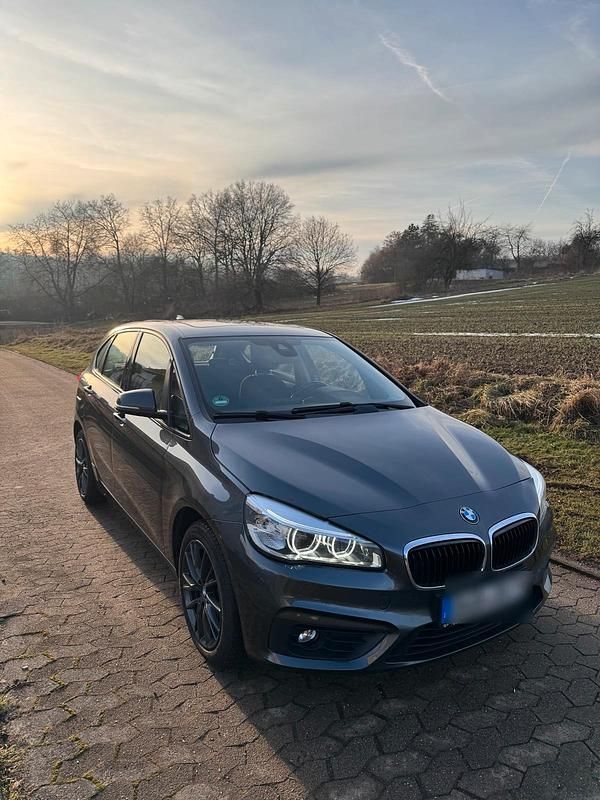 Grau Gebraucht 2017 BMW 218 Kombi | 14.300 € (Fairer Preis) - Bild 1/4