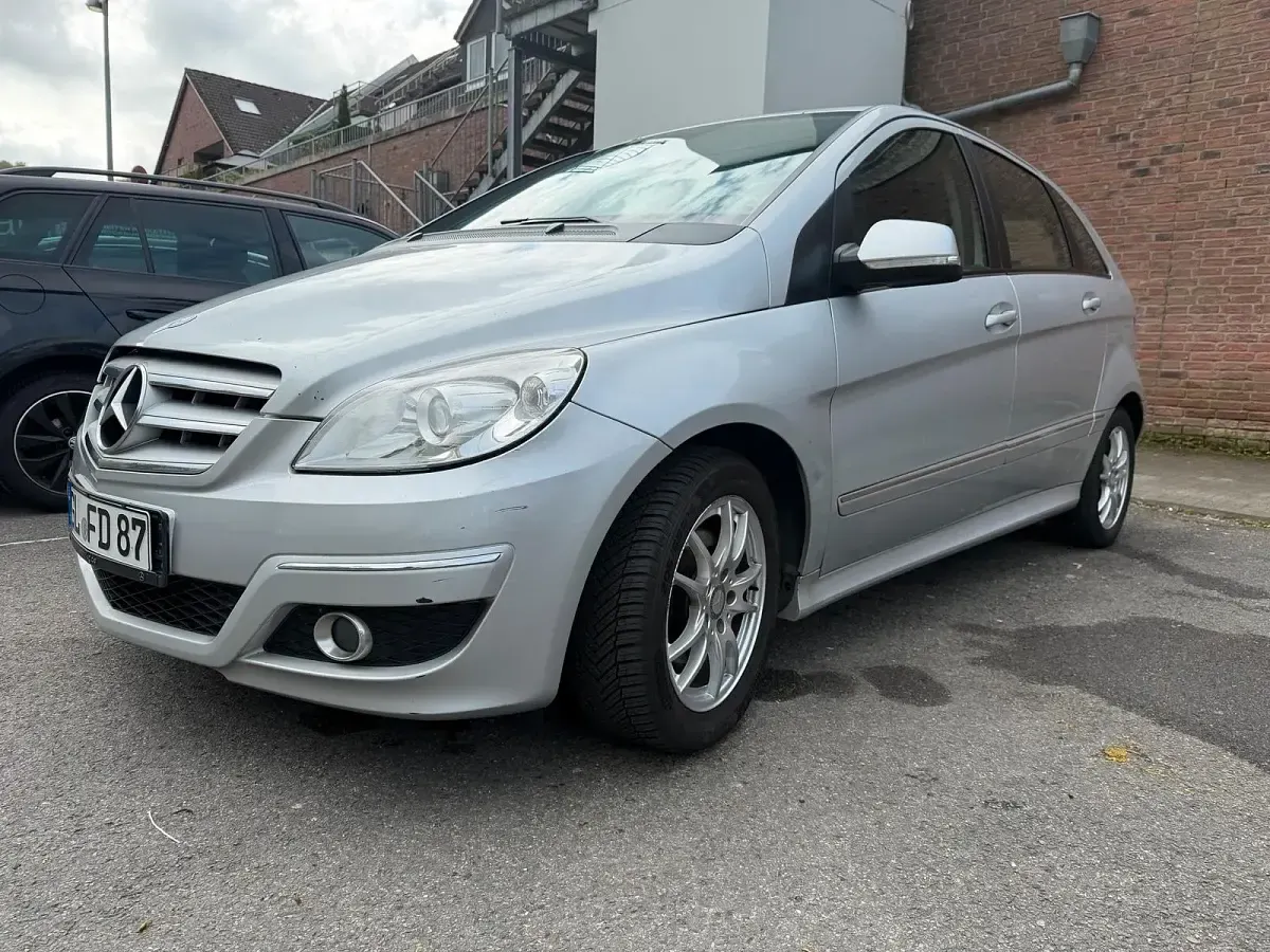 Gebraucht Mercedes B180 109 PS (80 kW) 2010 Silber Van / Kleinbus