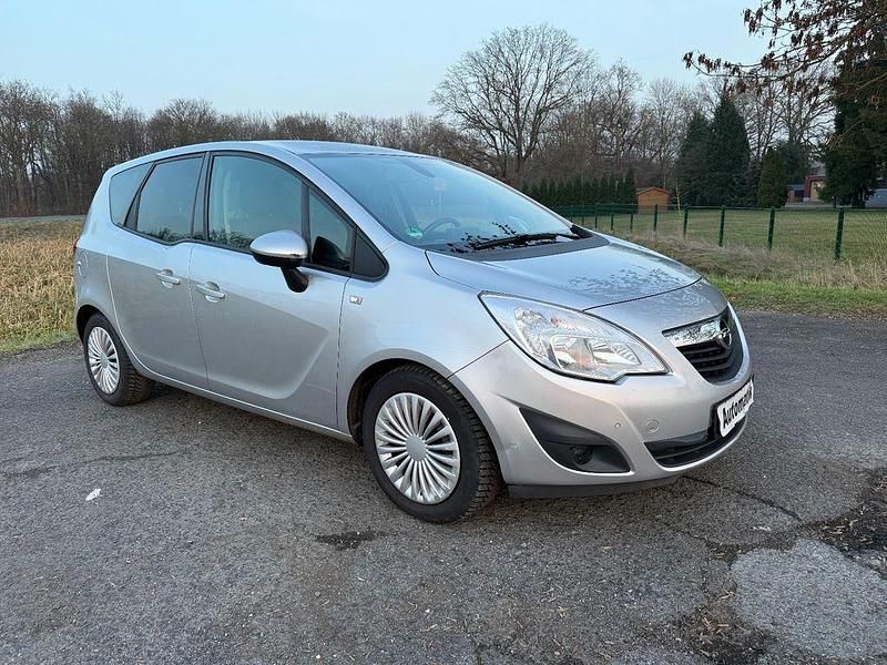 Gebraucht Opel Meriva Edition 101 PS (74 kW) 2011 Silber Van / Kleinbus