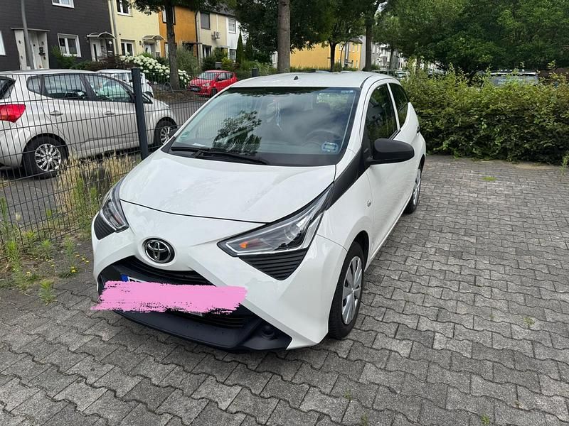 Weiß Gebraucht 2020 Toyota Aygo Kleinwagen | 8.900 € (Fairer Preis) - Bild 1/3