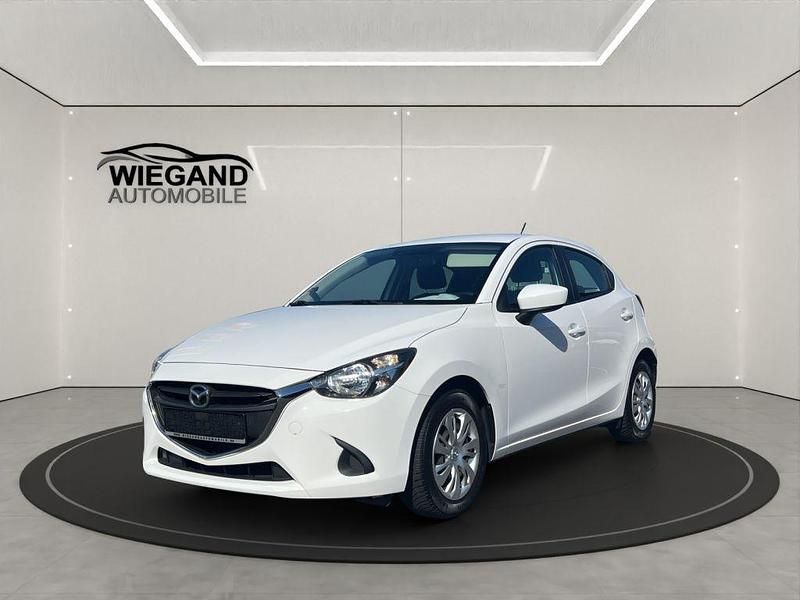 Weiß Gebraucht 2015 Mazda 2 Center-Line Limousine | 10.890 € (Etwas zu teuer) - Bild 1/4