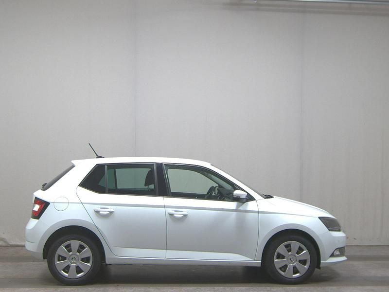 Weiss Gebraucht 2018 Skoda Fabia Ambition Kleinwagen | 9.280 € (Guter Preis) - Bild 1/4